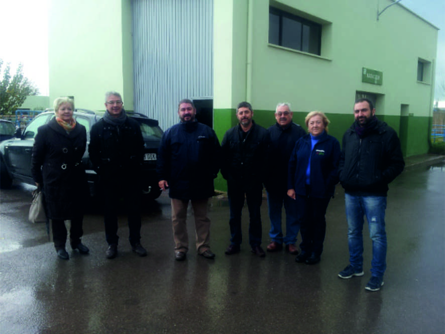 Miembros de Iniciativa Porteña y trabajadores de la depuradora en la visita