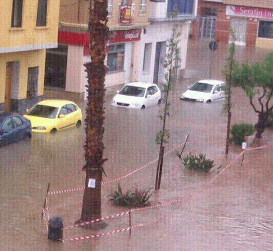 Inundaciones en la Avda Mediterráneo, a la altura del Telepizza