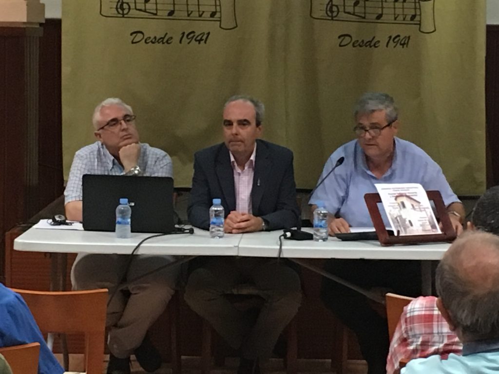 Antonio Ortiz (el ponente), Sergio Paz (Concejal de IP) y Eduardo Alberola (moderador) presiden el acto
