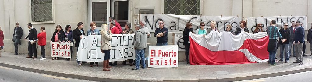 Panorámica de la protesta frente a la DelegaciónTerritorial de la Seguridad Social