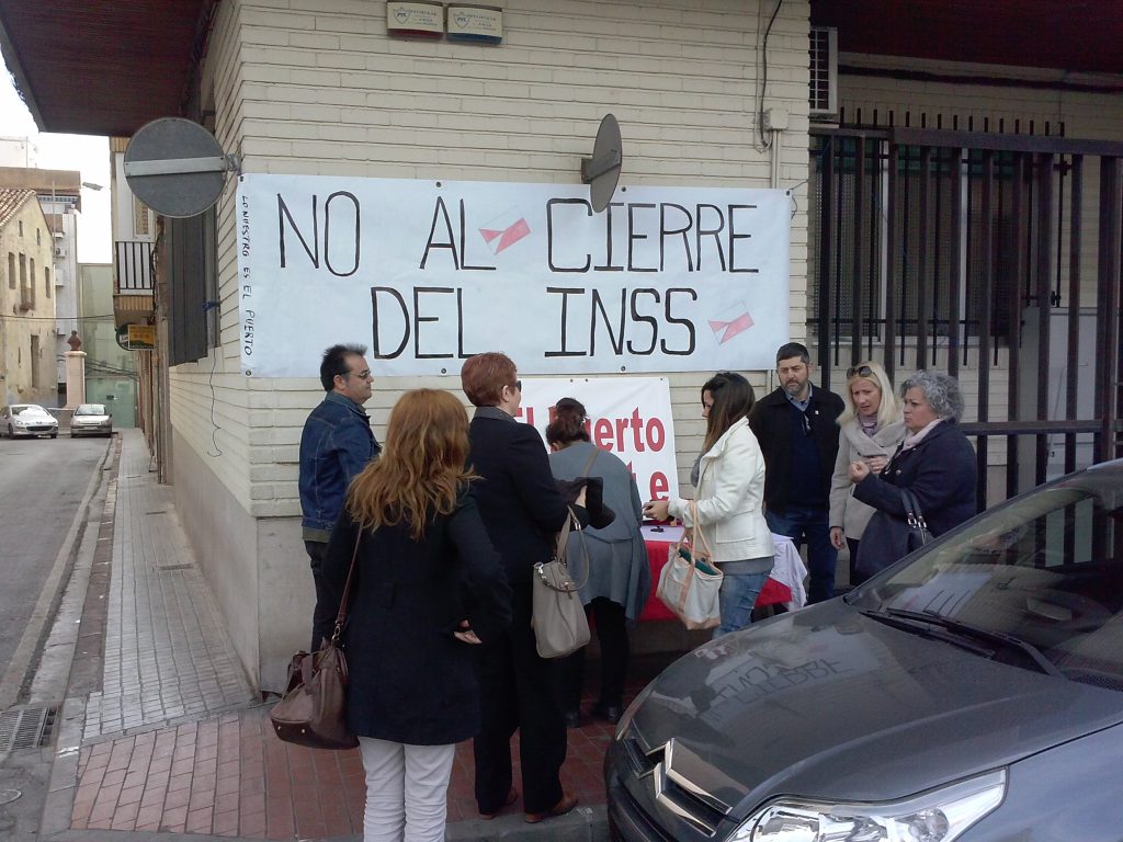 Iniciativa Porteña recogiendo firmas en el INSS de Sagunto