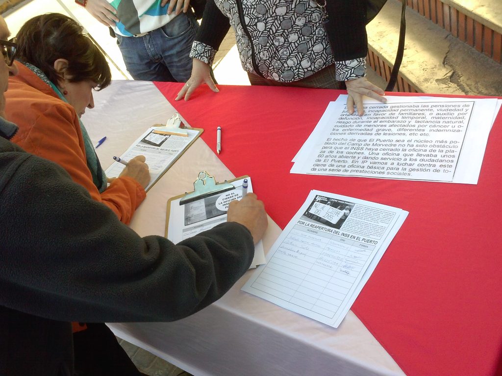 Iniciativa Porteña recogiendo firmas este pasado jueves en el mercado