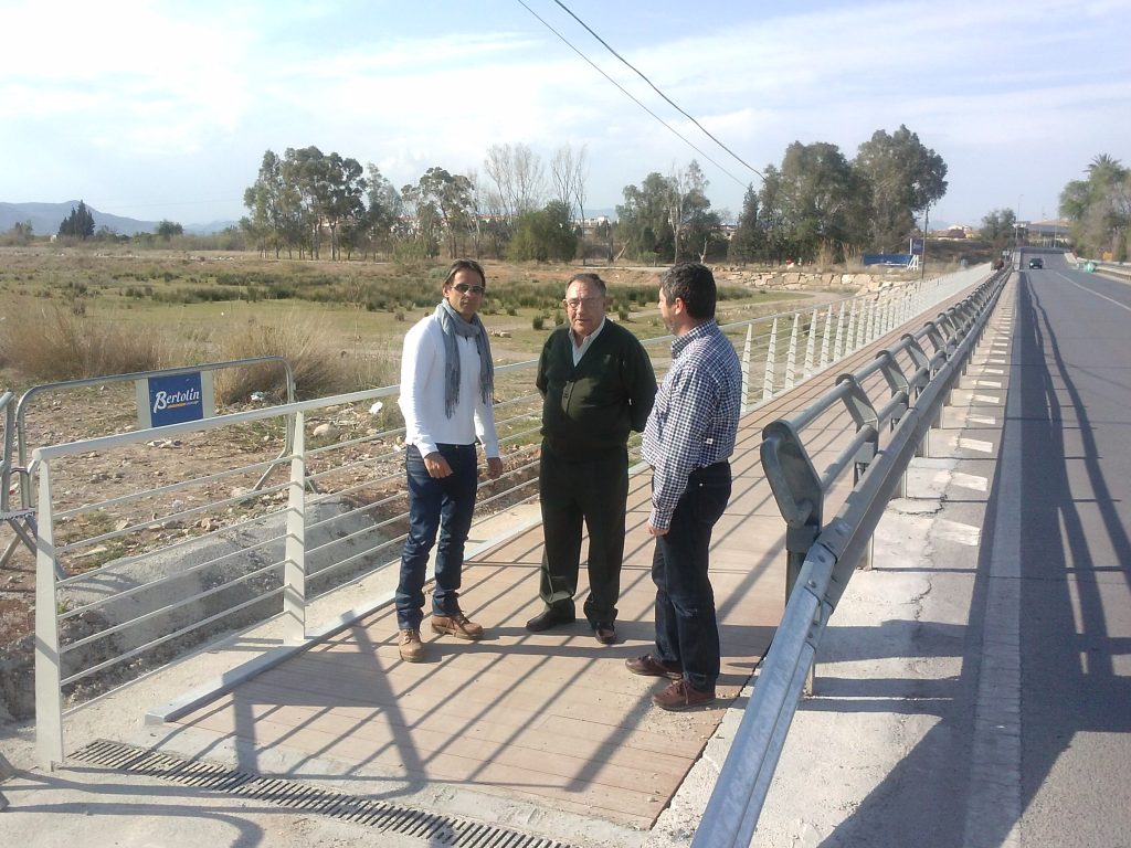 En la pasarela el Vicepresidente de IP (Cosme Herranz), junto a un miembro de IP y el Portavoz de Iniciativa Porteña (Manuel González)