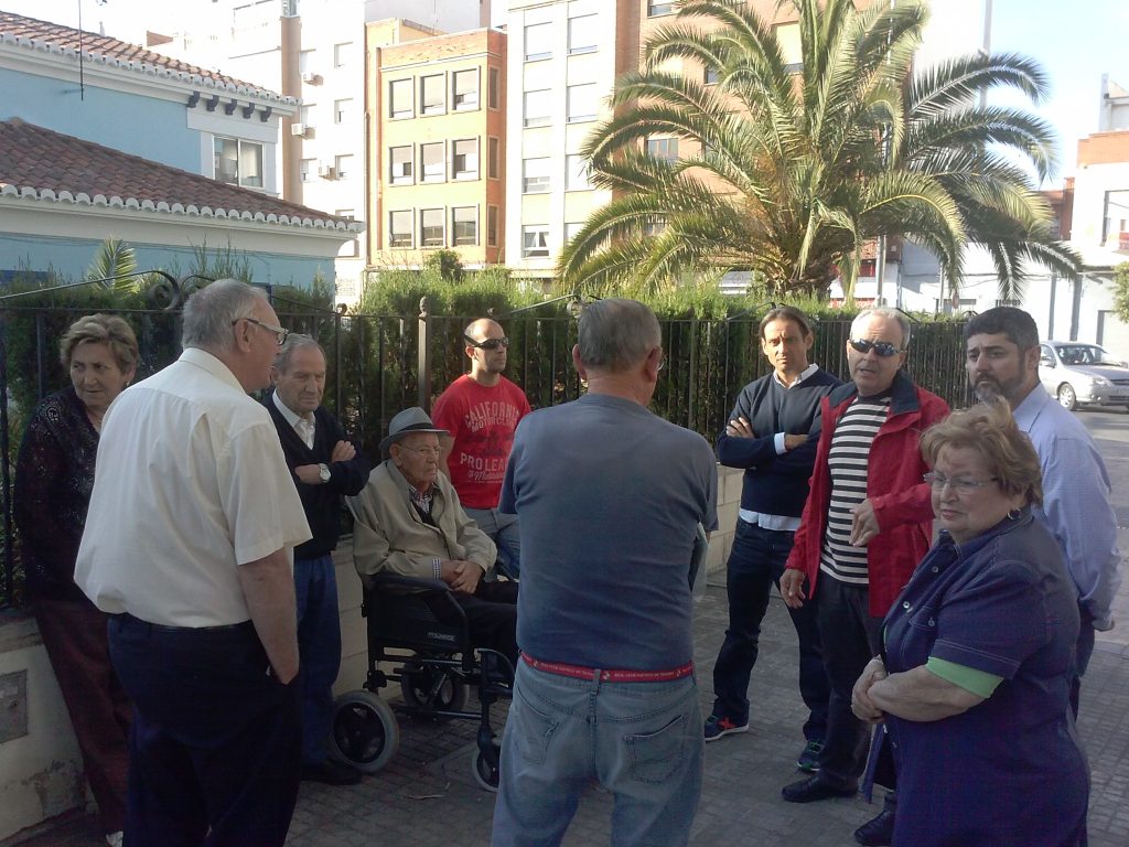 Reunión de los vecinos con los concejales Manuel González y Sergio Paz, y el vicepresidente de IP, Cosme Herranz