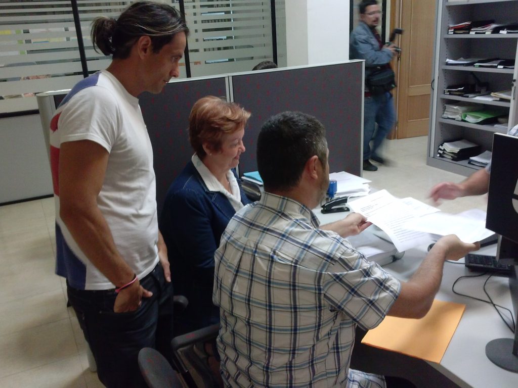 Momento de la entrega de firmas con Cosme Herranz, Pilar Berná y Manuel González