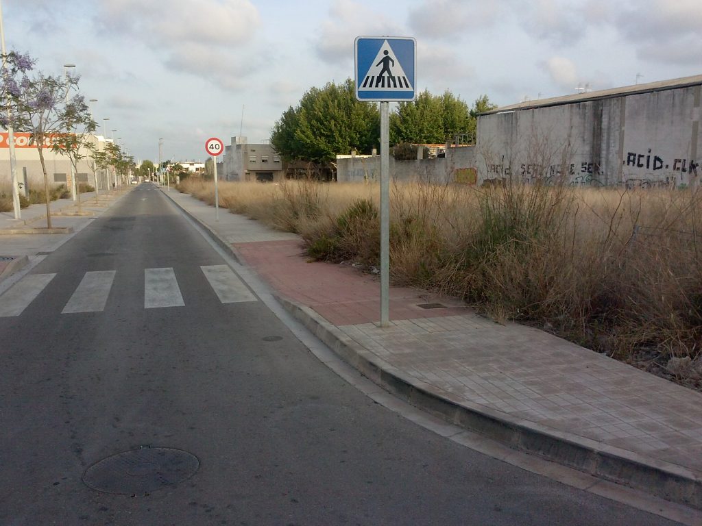 Mas solares con maleza invadiendo las aceras