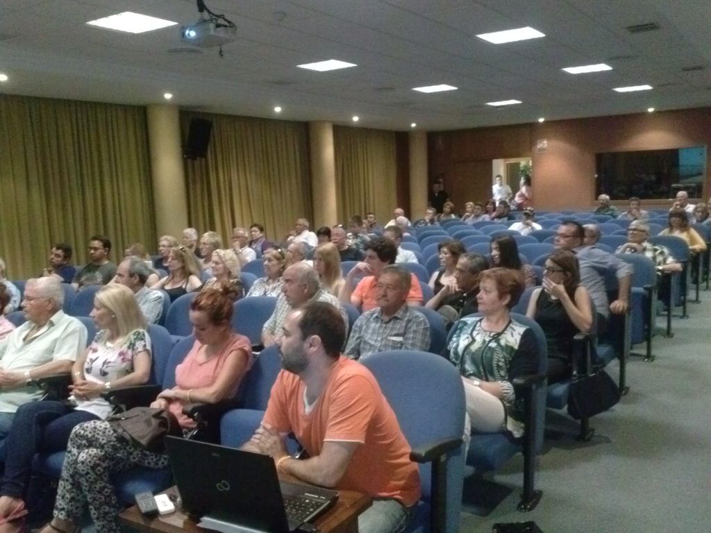 La sala pendiente de la audiencia