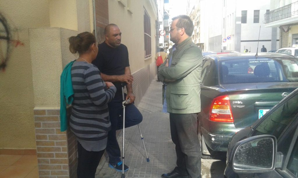 Juan Guillén Julia conversando con usuarios del comedor social en Sagunto