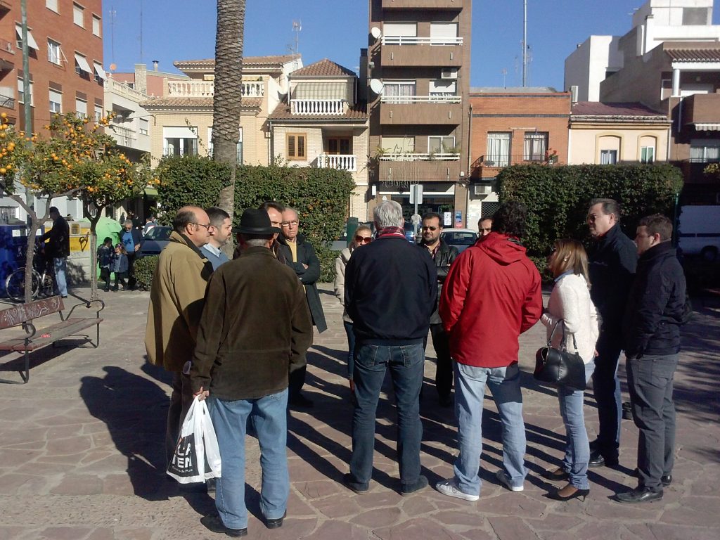 Manuel González (Portavoz de IP) y Juan Guillén (Junta Directiva IP), junto a los vecinos y miembros del equipo de gobierno