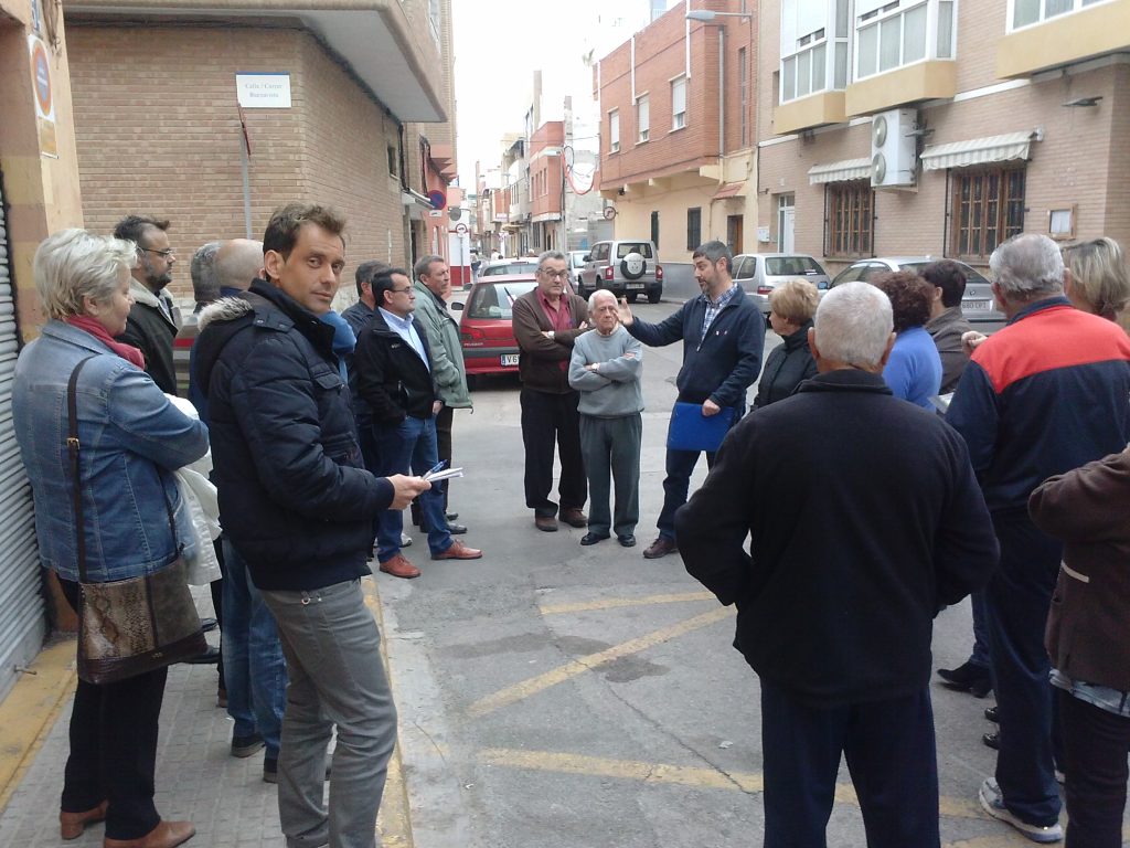 Miembros de Iniciativa Porteña con los vecinos de la calle Buenavista