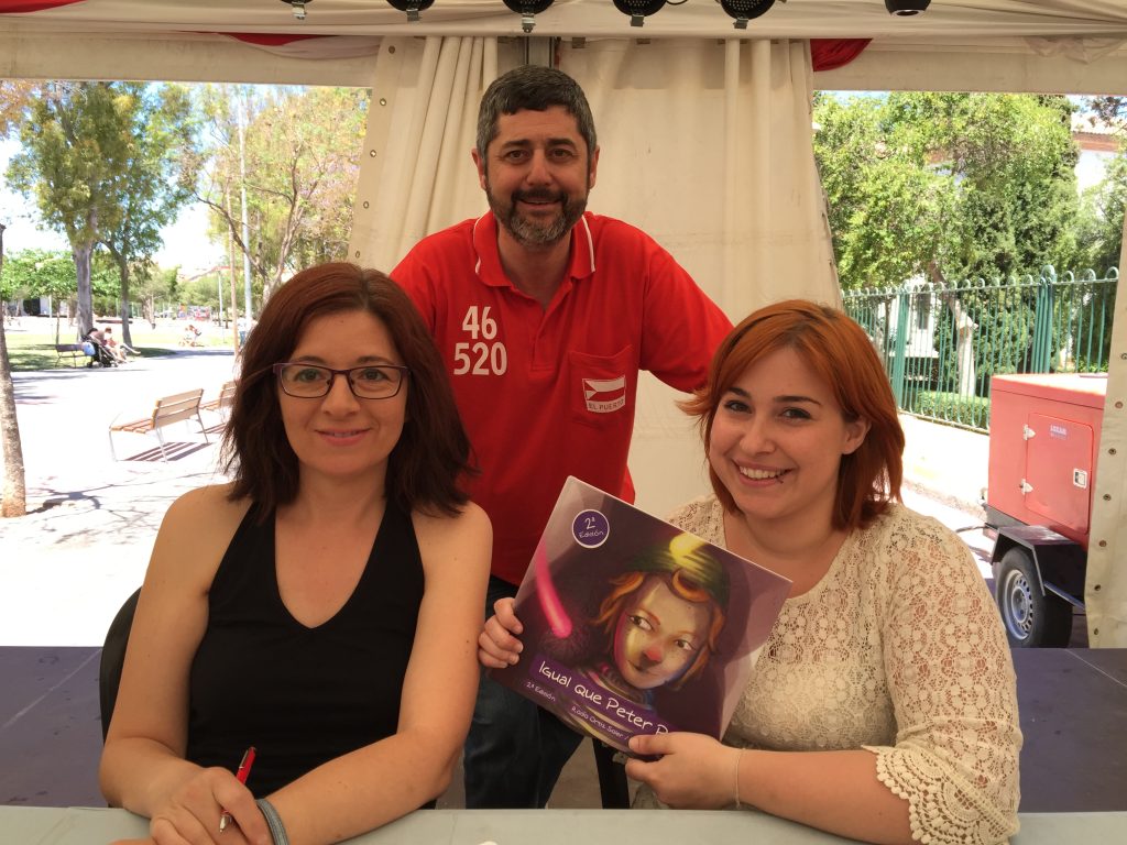 Manuel González con las autoras del libro Rocio Ortiz y Majo Pardo