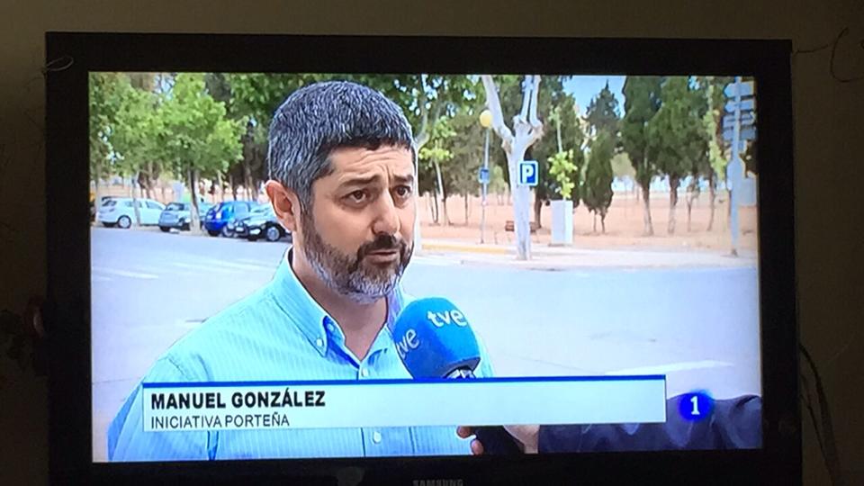El portavoz Manuel González haciendo declaraciones a la prensa