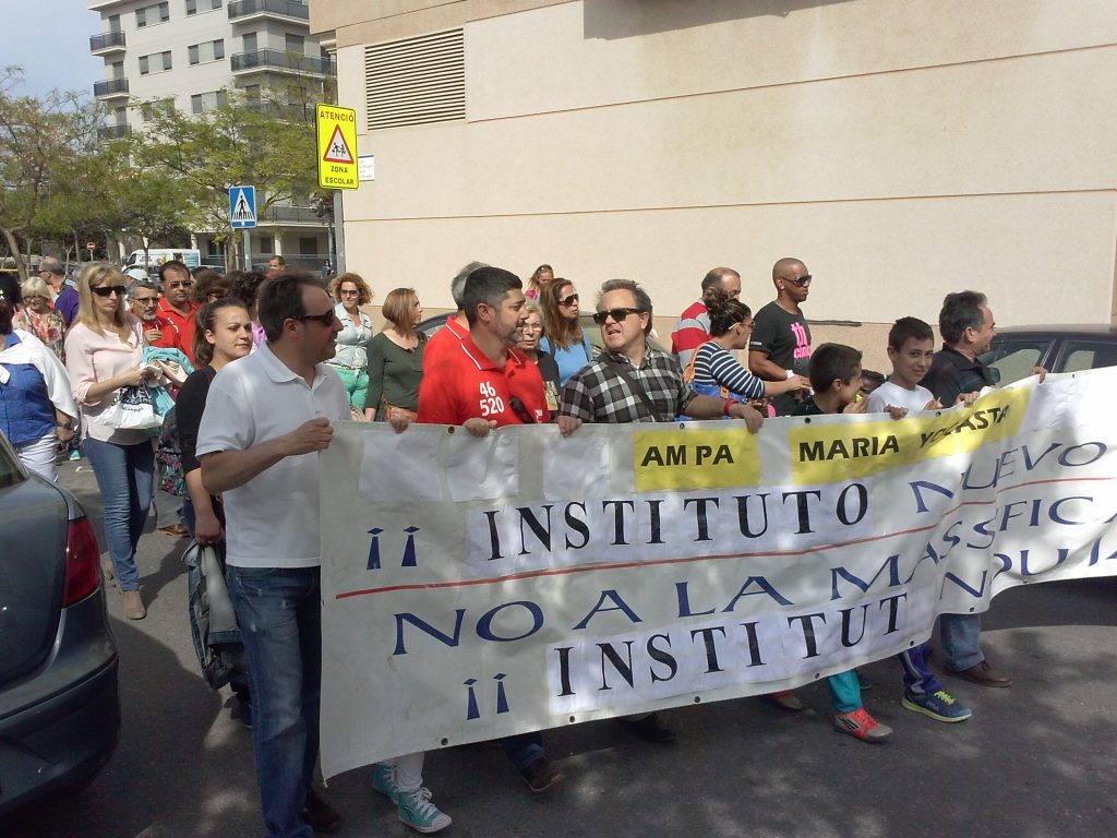 Manifestación reivindicando el Instituto nº 5 en la que se puede ver al portavoz de Iniciativa Porteña junto al actual concejal de educación Jose Manuel Tarazona