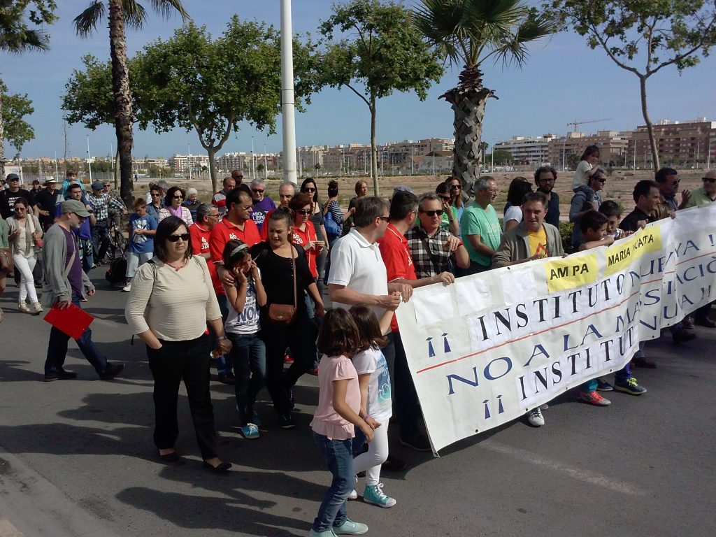 Manifestación en mayo de 2014 en la que se puede ver a los concejales y miembros de IP junto al actual concejal de educación José Manuel Tarazona
