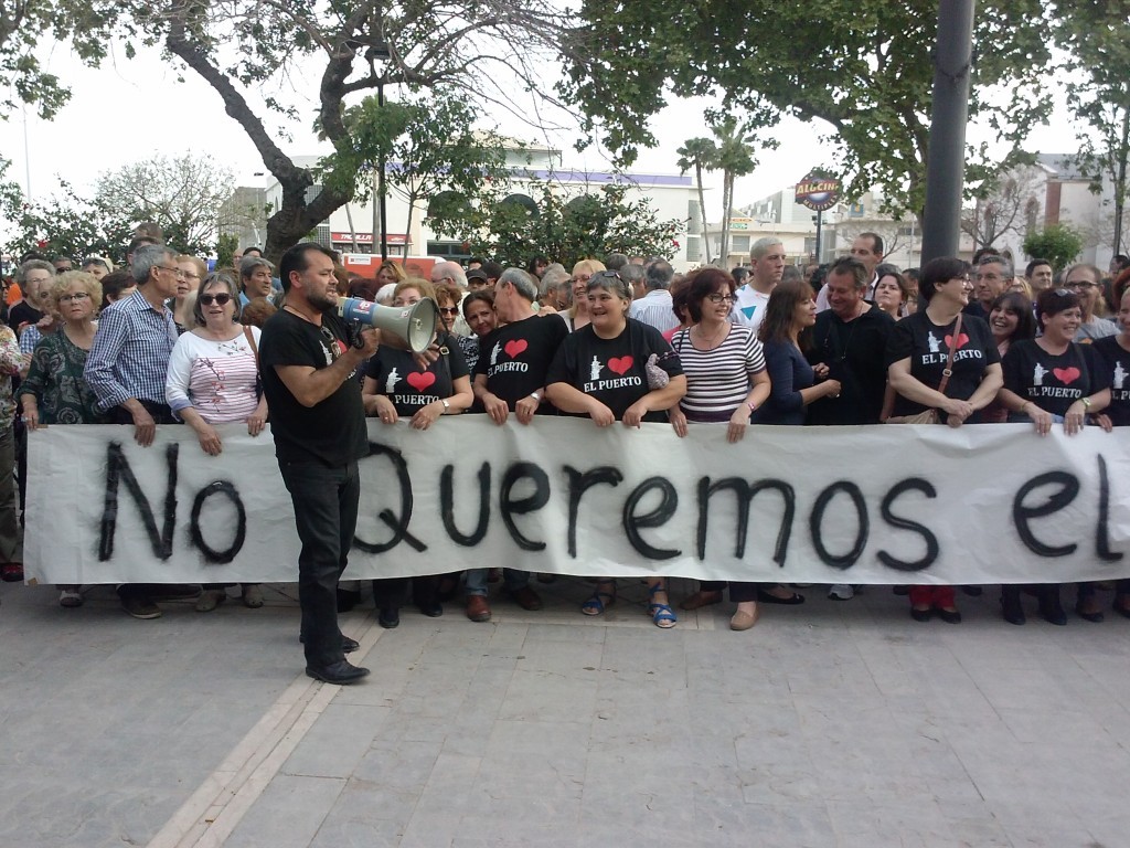 Protestas en La Alameda por la llegada del Sorrento, en la que se puede ver al concejal de Iniciativa Porteña Juan Guillén y otros simpatizantes de la asociación