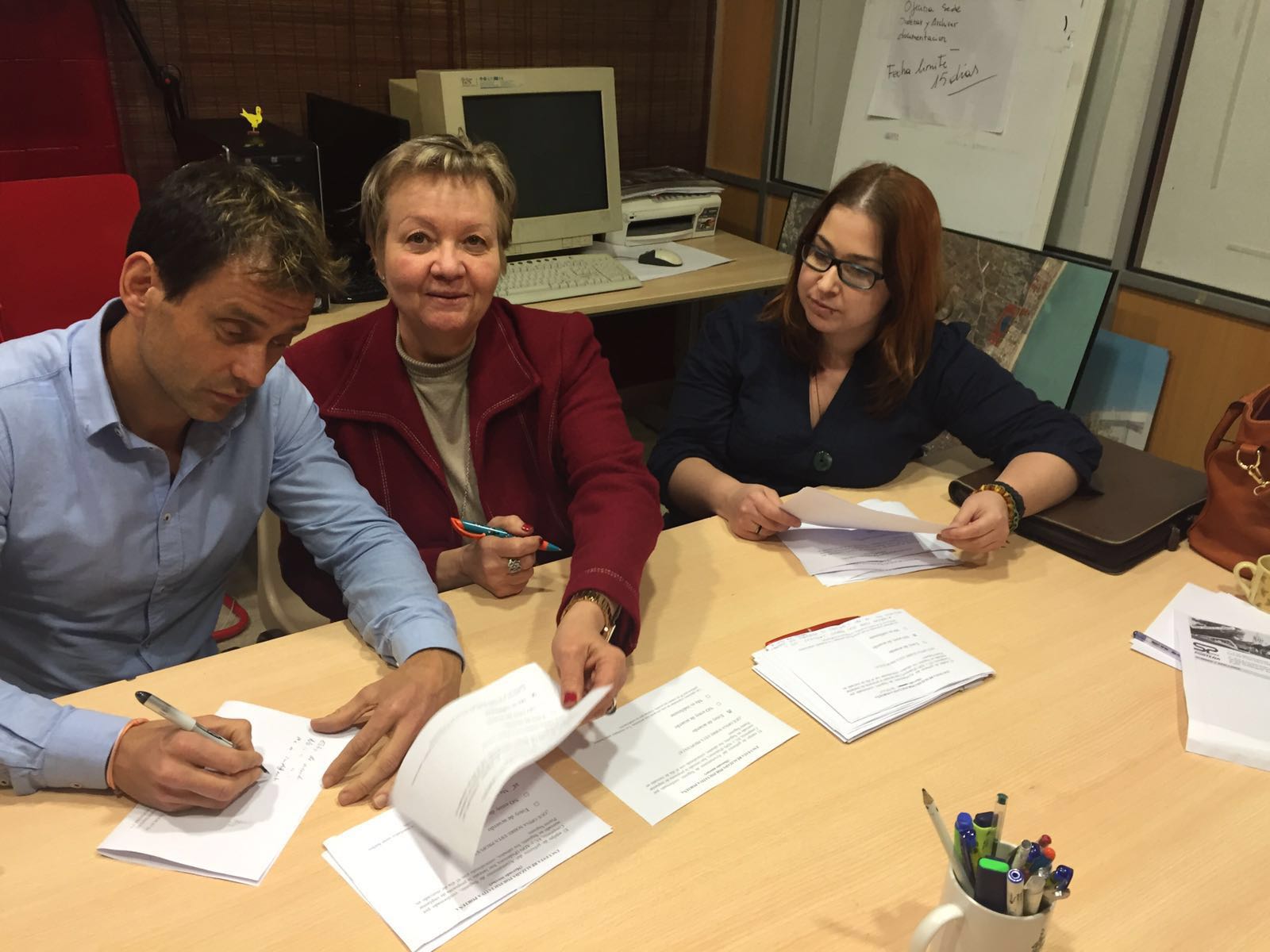 Cosme Herranz (Vicepresidente de Iniciativa Porteña) junto a Pilar Berná (Presidenta) y Majo Pardo (Junta Directiva) recuentan las respuestas de la encuesta