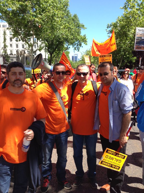 Miembros de Iniciativa Porteña en las protestas de Madrid