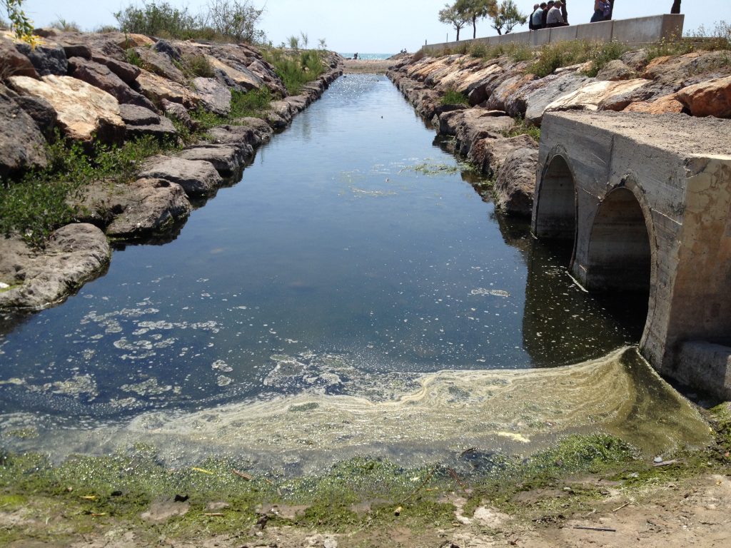 Imagen del colector con agua estancada